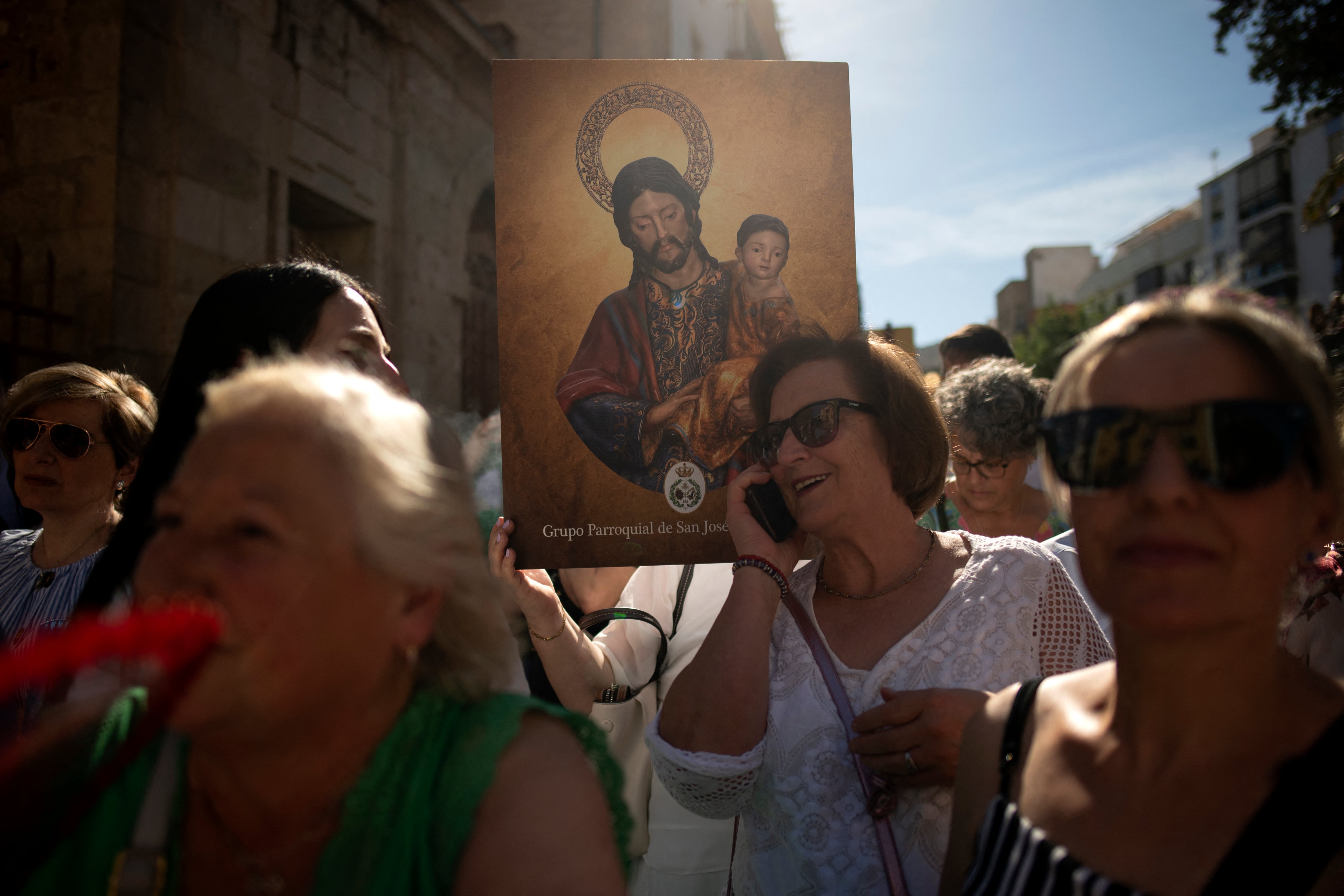 Los creyentes piden porque vuelvan las lluvias al territorio español. Foto: AFP.