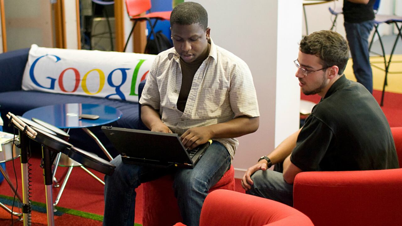 Los buenos salarios y los incentivos que entregan estas empresas, así como un ambiente laboral amigable son las razones que despiertan el interés entre los estudiantes.