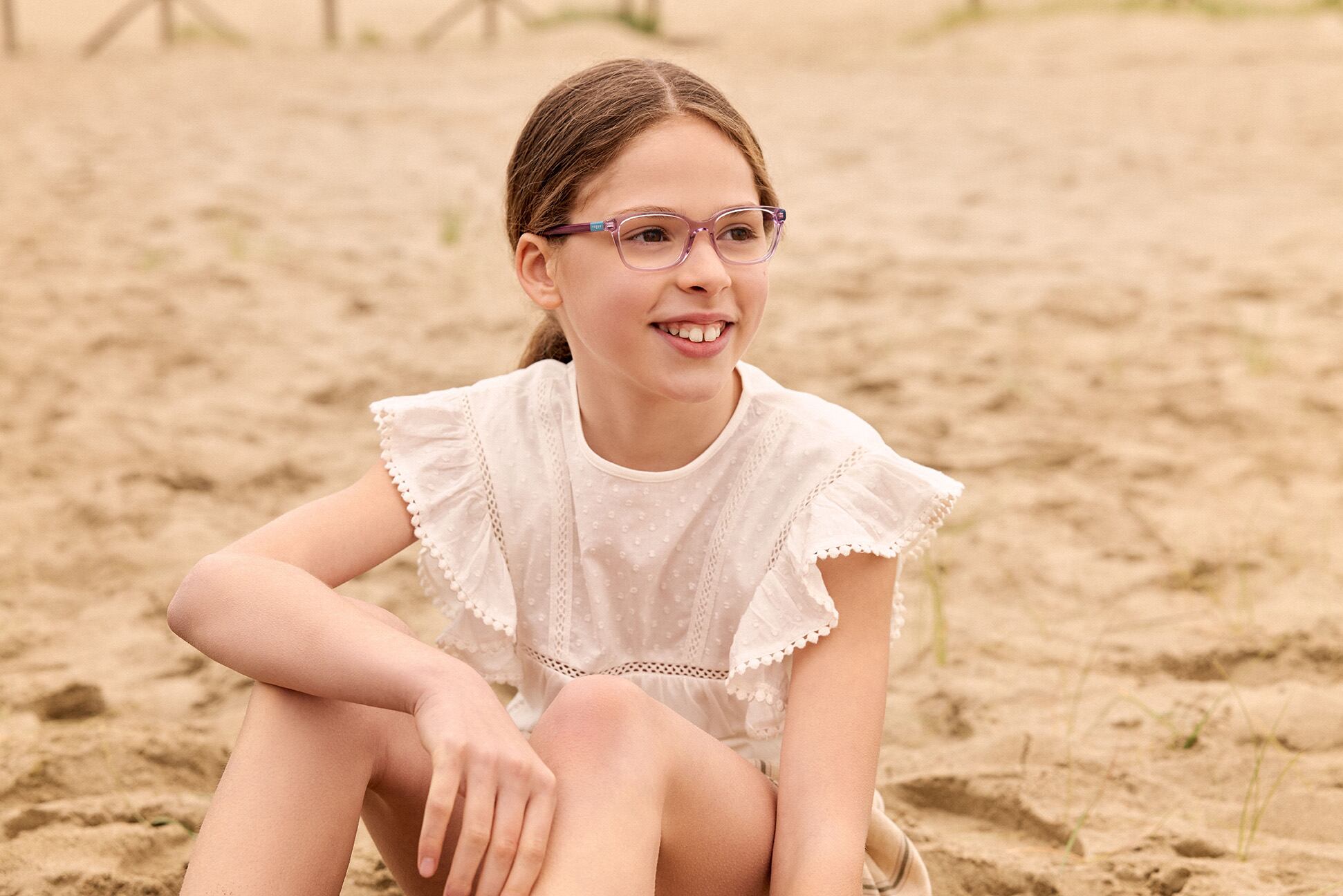 Algunas señales de alerta que indican que algo no está bien con la visión son los problemas de atención, de coordinación en actividades físicas, dificultades en lectoescritura, dolor de cabeza, frotarse los ojos con frecuencia, ver televisión o computador a corta distancia y el enrojecimiento de los ojos.