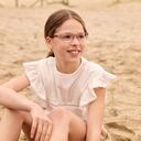 Algunas señales de alerta que indican que algo no está bien con la visión son los problemas de atención, de coordinación en actividades físicas, dificultades en lectoescritura, dolor de cabeza, frotarse los ojos con frecuencia, ver televisión o computador a corta distancia y el enrojecimiento de los ojos.