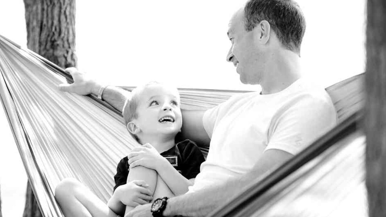 Los padres de hoy en día alternan el cuidado de los hijos con las madres.