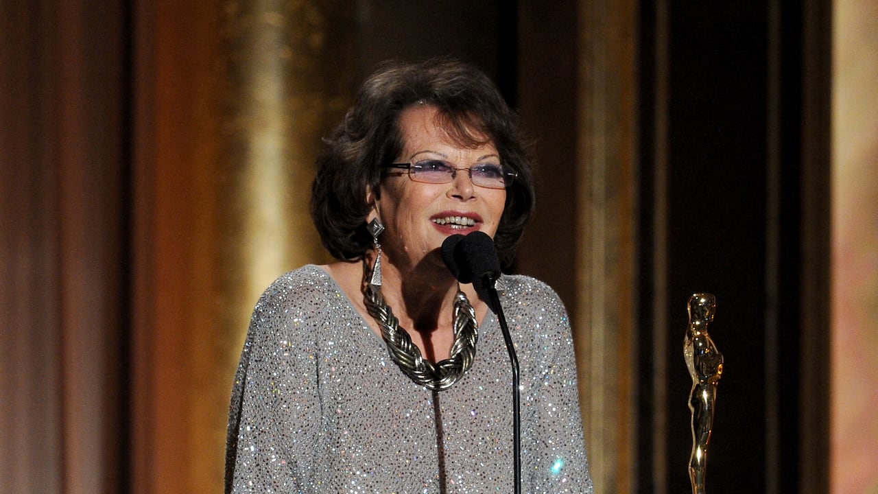 La actriz Claudia Cardinale habla en el escenario durante los Premios de los Gobernadores de la Academia de Artes y Ciencias Cinematográficas, en el Ray Dolby Ballroom del Hollywood & Highland Center, el 16 de noviembre de 2013 en Hollywood