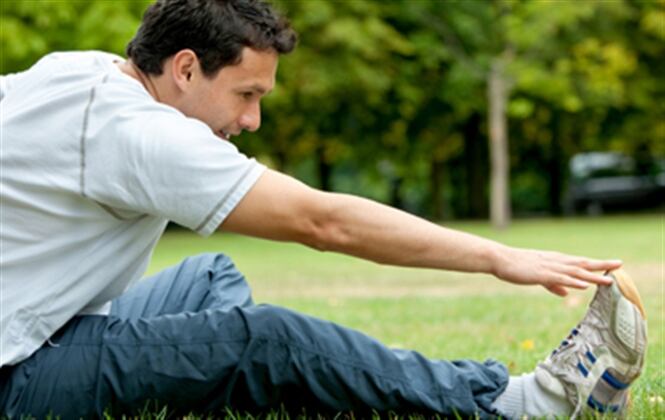 realizar ejercicios de movilidad en los tobillos es clave para que la persona mantenga un buen equilibrio. Foto: Pantherstock