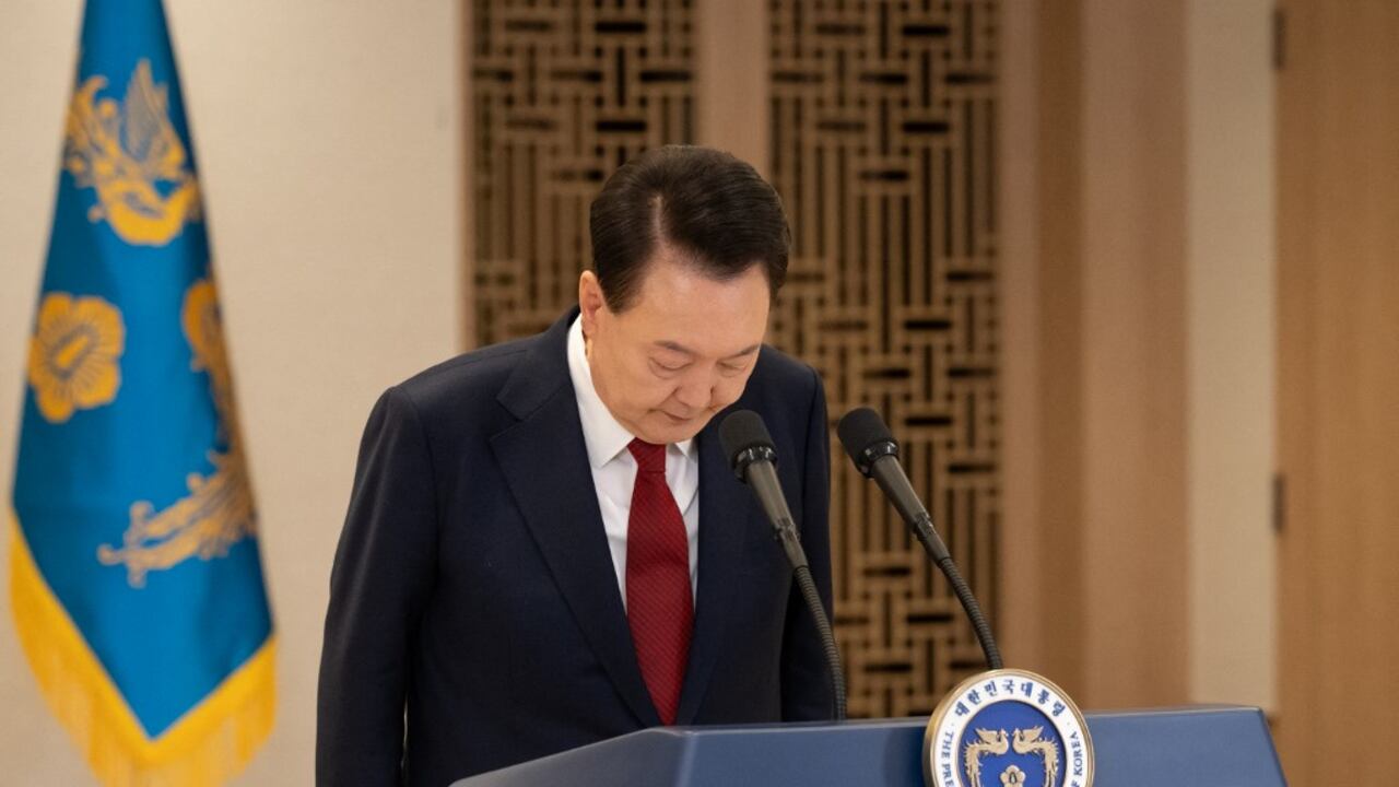 (ARCHIVOS) Esta foto tomada el 12 de diciembre de 2024 y publicada por la Oficina Presidencial de Corea del Sur muestra al presidente de Corea del Sur, Yoon Suk-yeol, haciendo una reverencia mientras pronuncia un discurso en la Oficina Presidencial en Seúl. (Foto de Handout / Oficina Presidencial de Corea del Sur / AFP)