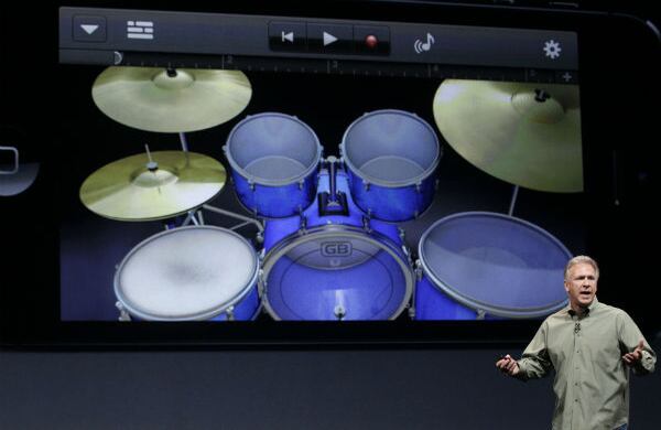 El iPhone tiene tres micrófonos para amplificar audios y reducir interferencias, lo que permite mejor calidad en el sonido para escuchar música y las llamadas. 
