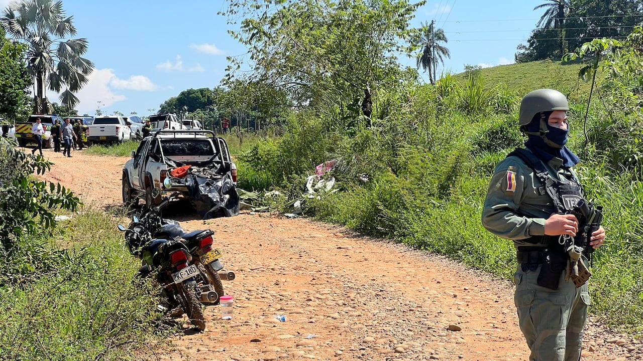 Autoridades en el lugar de la masacre de cinco personas en Yondó, Antioquia.