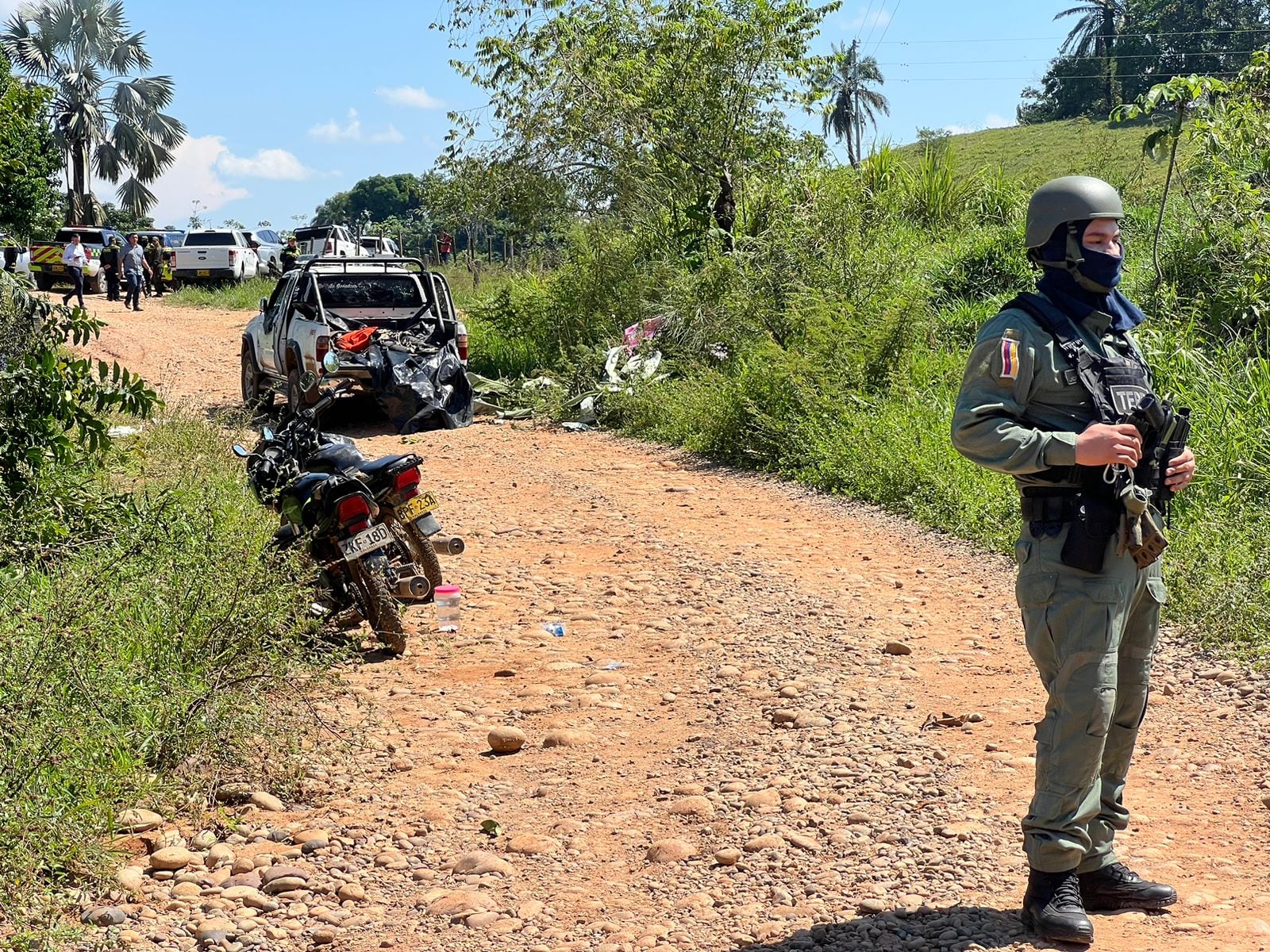 Autoridades en el lugar de la  masacre de cinco personas en Yondó, Antioquia.