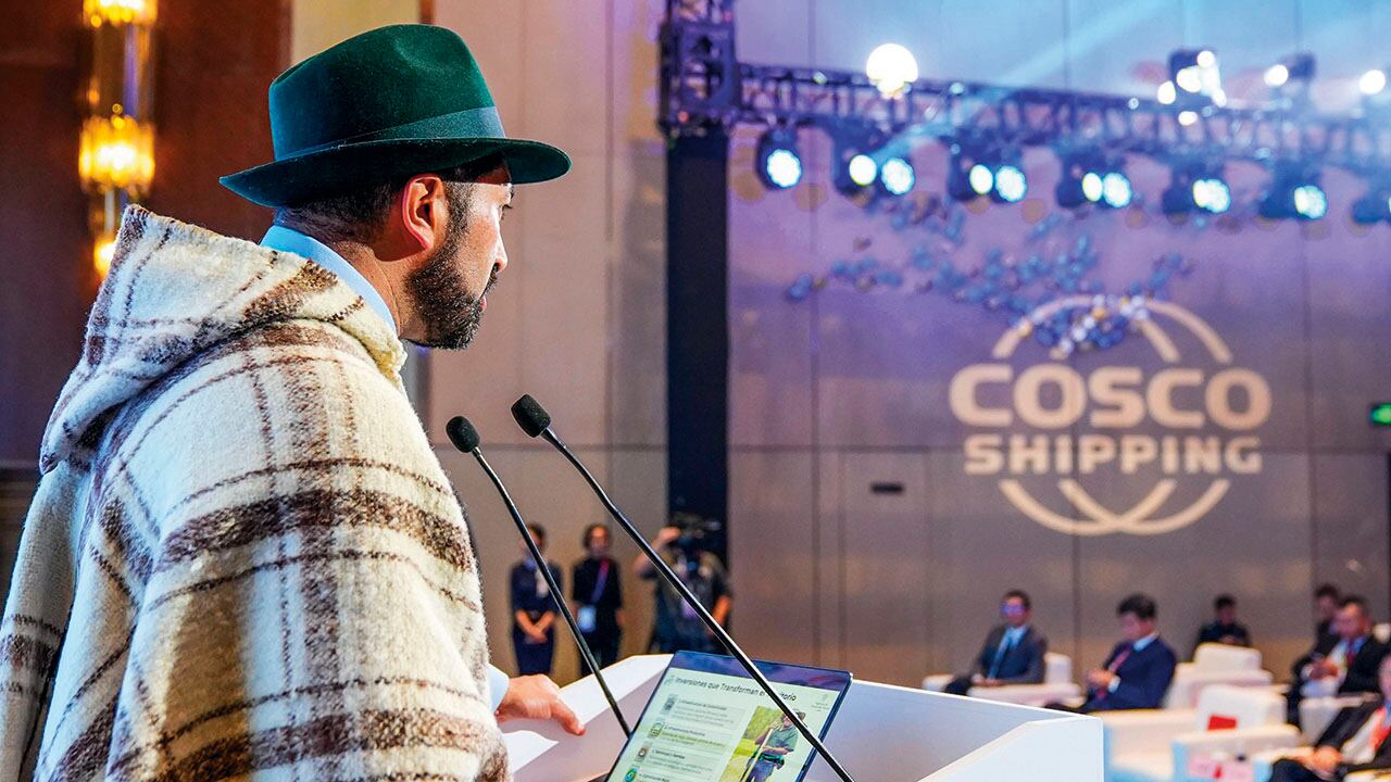 César Pachón adelanta eventos a los que lleva campesinos con todo pago. Ahora se encuentra en giras internacionales. En la foto, en un evento en Shanghái, China.