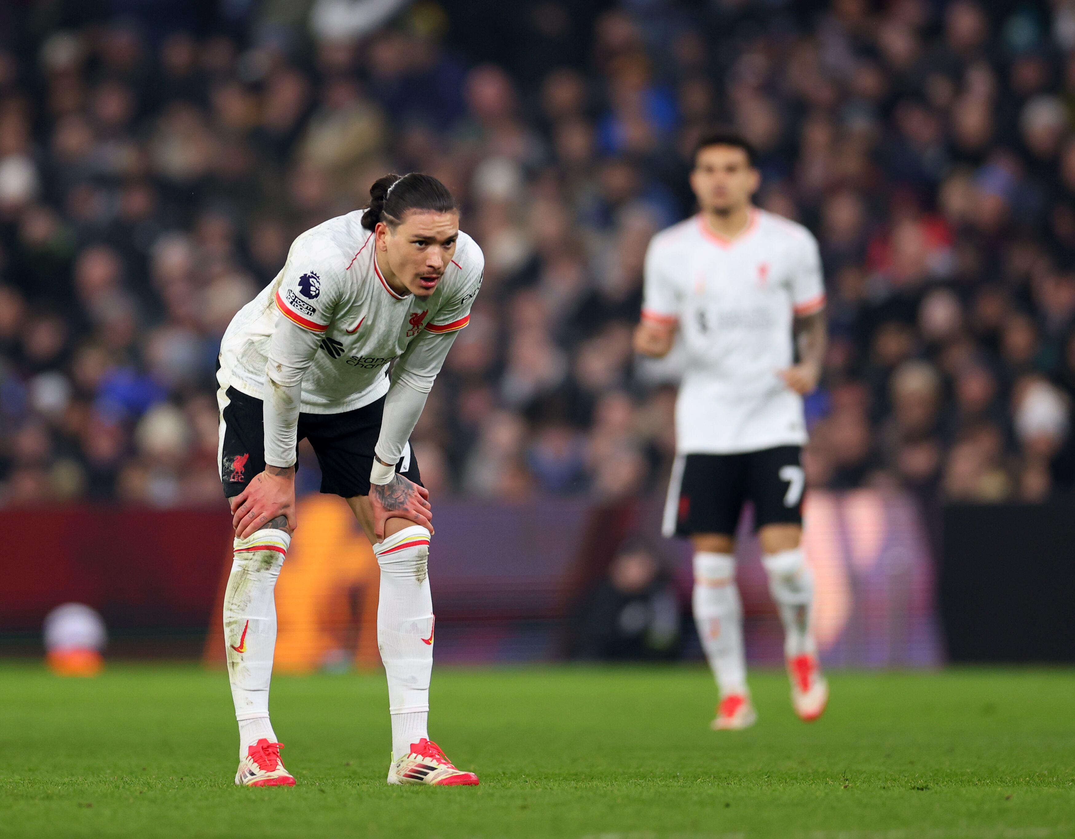 Díaz (derecha) disputó pocos minutos con Liverpool, ante Aston Villa, este martes.