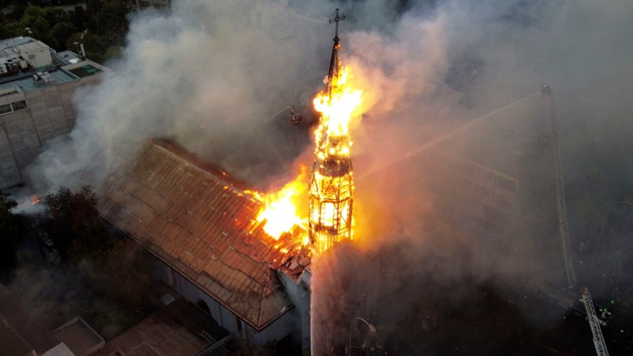 El fuego consume la cúpula de la iglesia de Asunción de Chile.