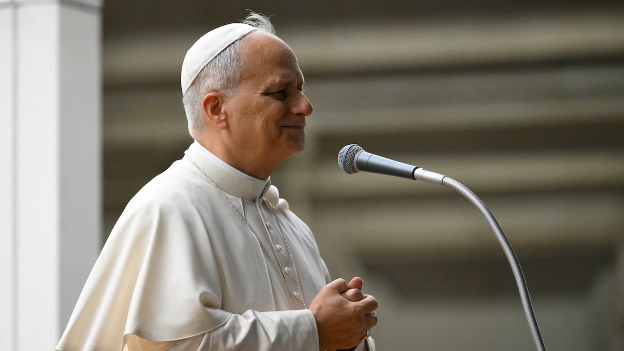 Papa León XIV dirigiéndose a los peregrinos reunidos en la Plaza de San Pedro durante la apertura de la Misa del Jubileo de la Juventud en el Vaticano.
