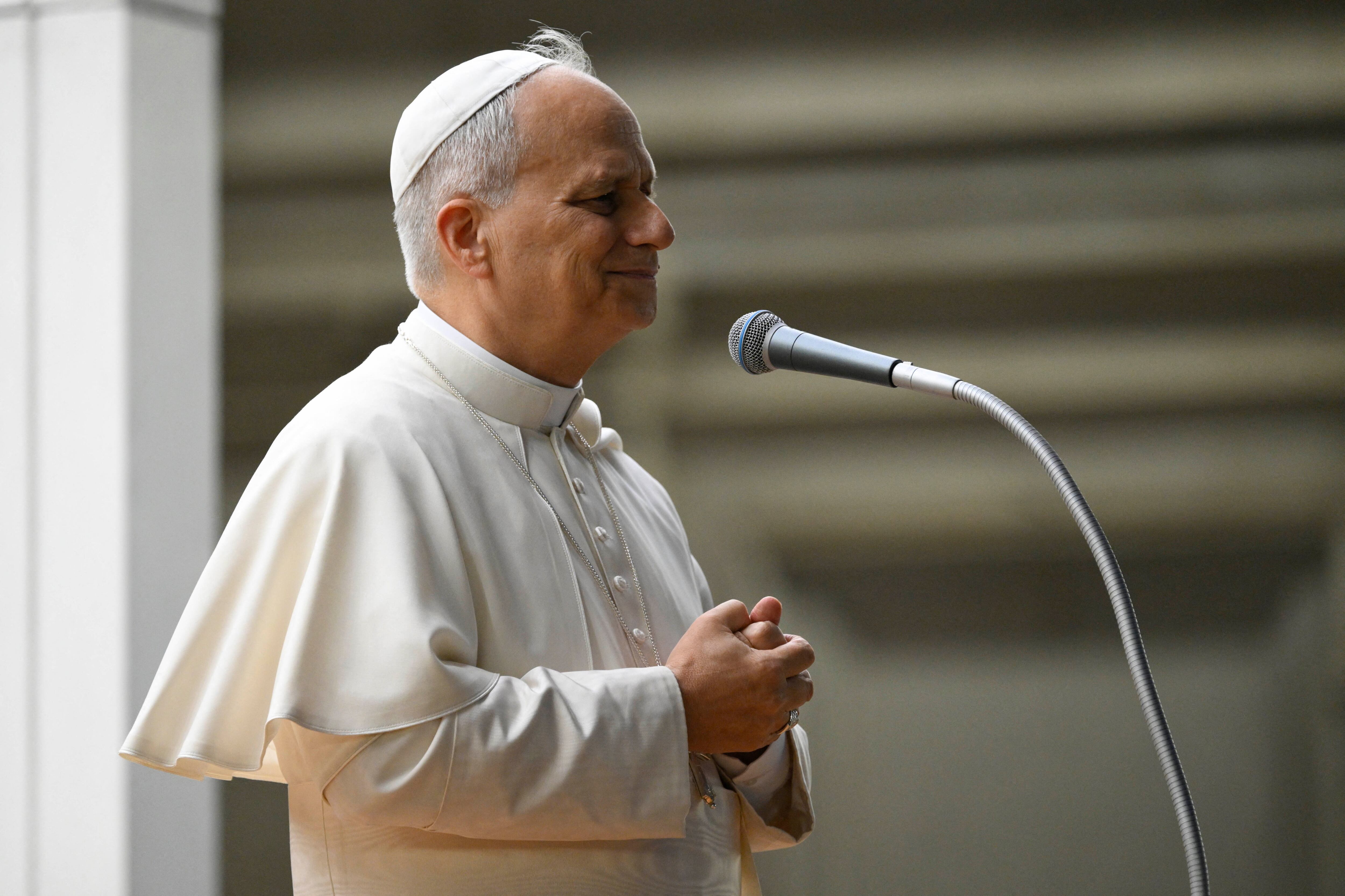 Papa León XIV dirigiéndose a los peregrinos reunidos en la Plaza de San Pedro durante la apertura de la Misa del Jubileo de la Juventud en el Vaticano.