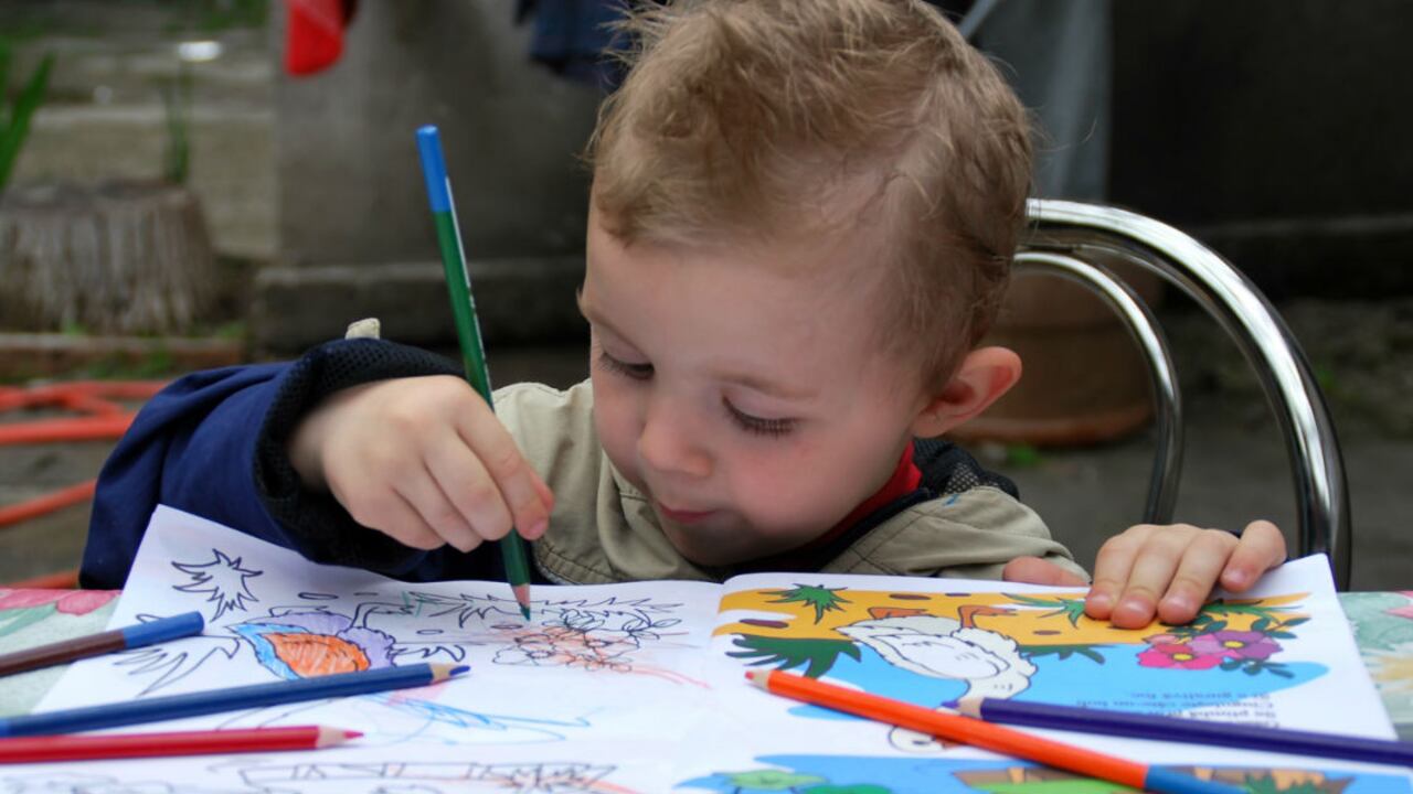 Es mejor que se dediquen a actividades manuales como pintar y colorear. Foto: freeimages.com