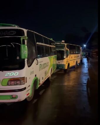 Conductores tanto de vehículos particulares como de carga y transporte público están atrapados en la vía.