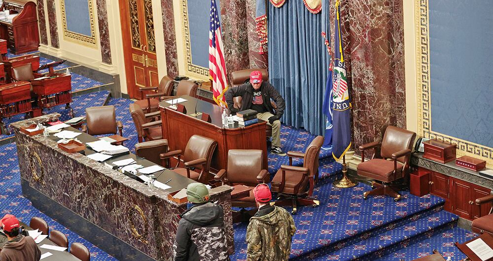 Los seguidores de Trump merodearon por los pasillos del Congreso, posaron en la tribuna de la Cámara Baja e incluso entraron en la oficina de su presidenta, Nancy Pelosi.