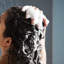 Lavar el cabello con agua caliente no es recomendable.