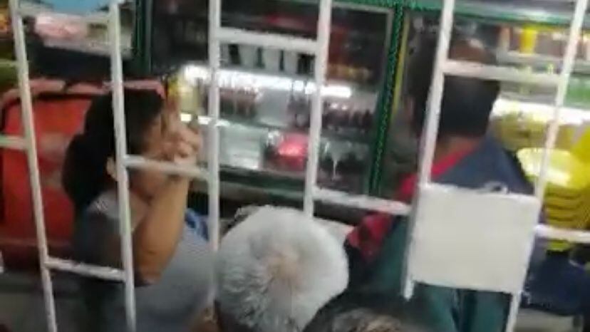 La víctima estaba dentro de una tienda.