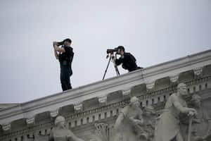 Miembros de la Policía del Capitolio de los Estados Unidos están de servicio en el edificio del Capitolio en Washington, EE.UU. Fecha de la foto: viernes 15 de marzo de 2024. (Foto de Niall Carson/PA Images a través de Getty Images)