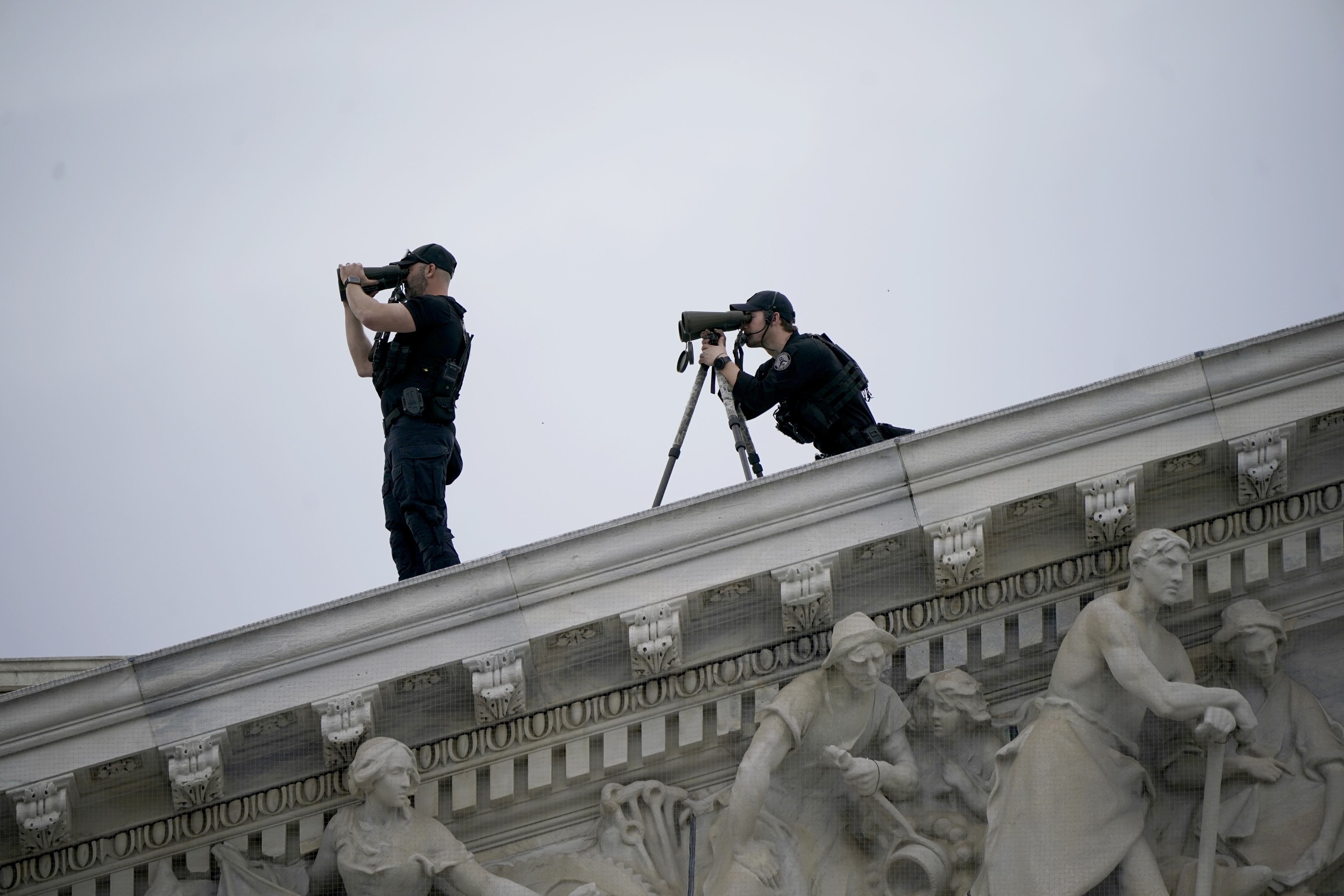 Miembros de la Policía del Capitolio de los Estados Unidos están de servicio en el edificio del Capitolio en Washington, EE.UU. Fecha de la foto: viernes 15 de marzo de 2024. (Foto de Niall Carson/PA Images a través de Getty Images)