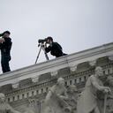 Miembros de la Policía del Capitolio de los Estados Unidos están de servicio en el edificio del Capitolio en Washington, EE.UU. Fecha de la foto: viernes 15 de marzo de 2024. (Foto de Niall Carson/PA Images a través de Getty Images)