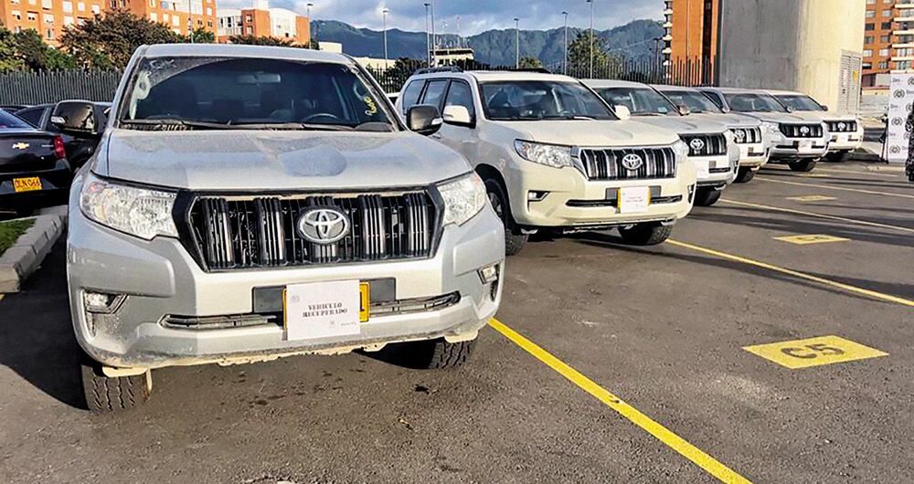 Autos blindados de la UNP.