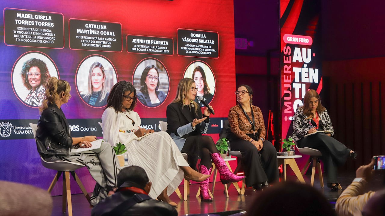Gran Foro Mujeres 2026: Mujeres auténticas, historias reales. Mabel Gisela Torres Torres, exministra de Ciencia, Tecnología e Innovación y docente de la Universidad Tecnológica del Chocó; Catalina Martínez Coral, vicepresidenta para América Latina del Center for Reproductive Rights; Jennifer Pedraza, representante a la Cámara por Bogotá y senadora electa, y Coralia Vásquez Salazar, abogada maestrante en Derechos Humanos y directora de la Fundación Mulier. Modera Eva Rey, periodista, presentadora y empresaria.