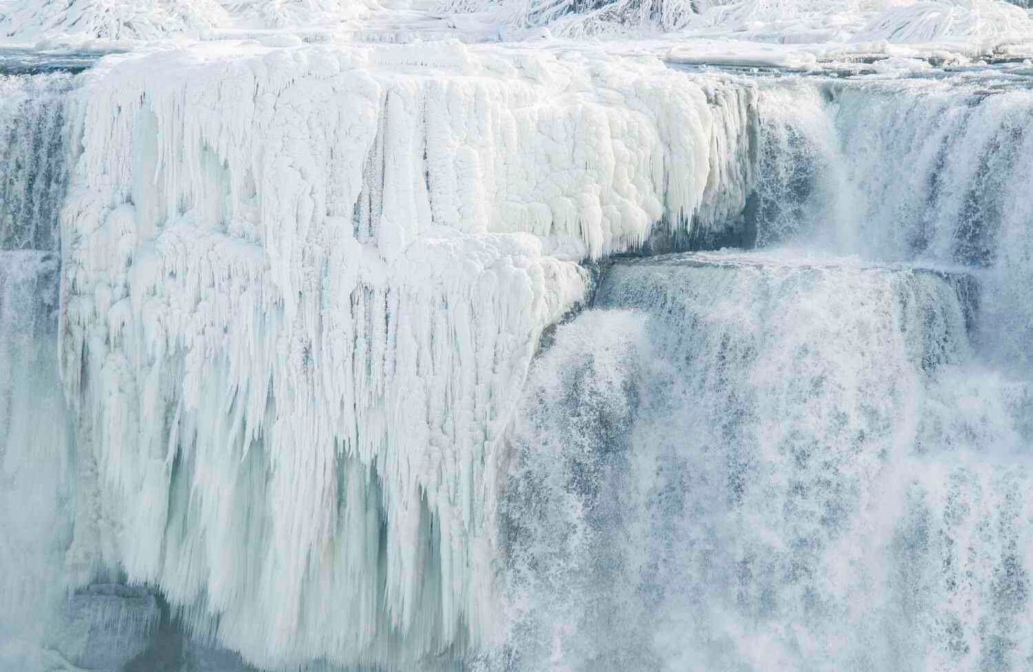 El hielo se cuelga desde la parte superior del lado estadounidense de las Cataratas del Niágara el 3 de enero de 2018. AFP PHOTO / Geoff Robins