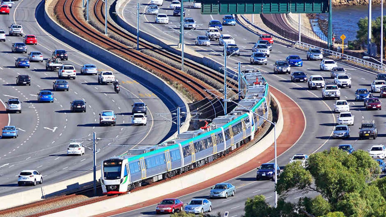 Con un dolar de combustible se puede transportar una tonelada de carga a una distancia de 25 kilómetros en carretera y 107 kilómetros en ferrocarril.