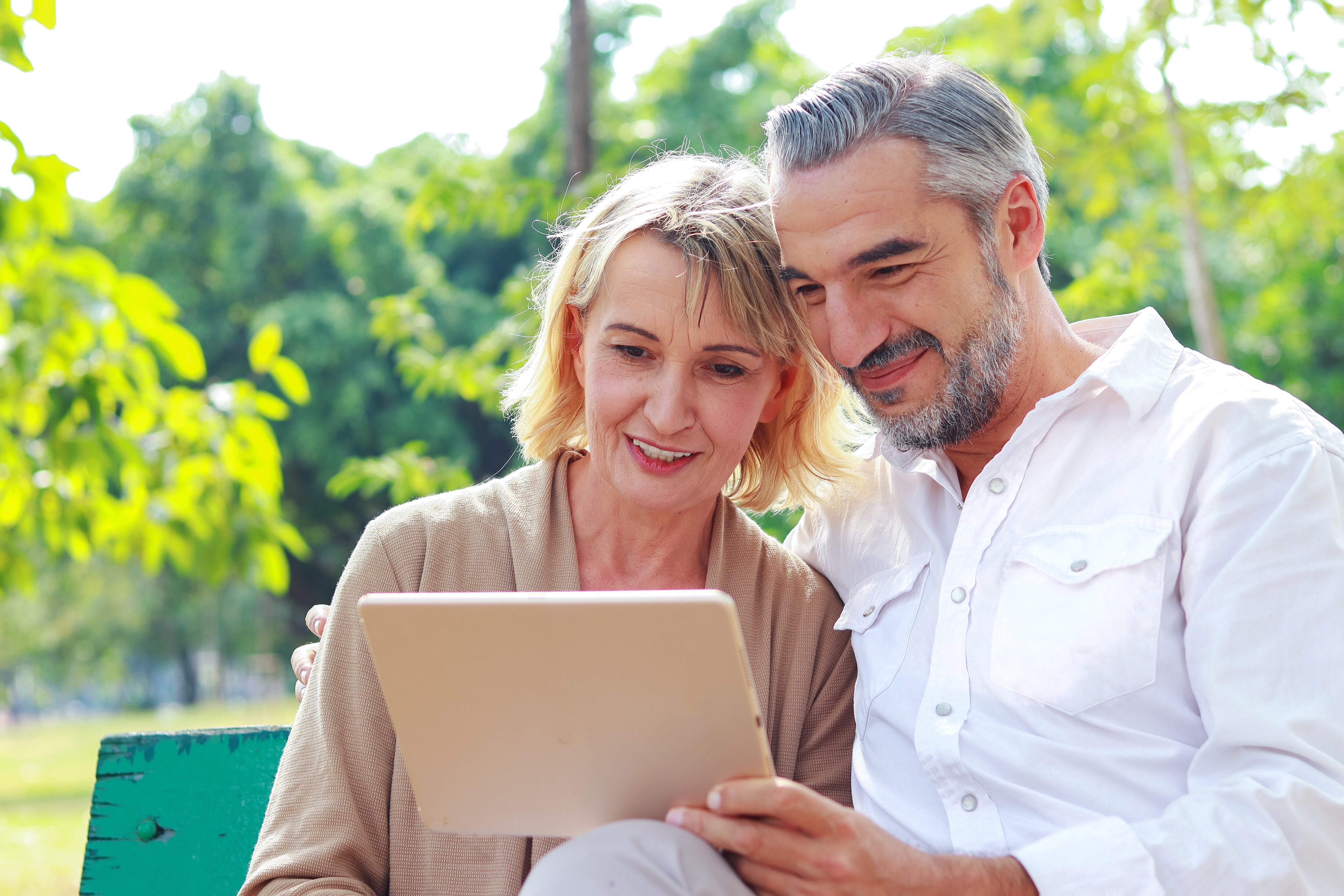 El mercado está aumentado su oferta de productos para las personas mayores de 50 años. Foto: www.vecteezy.com/free