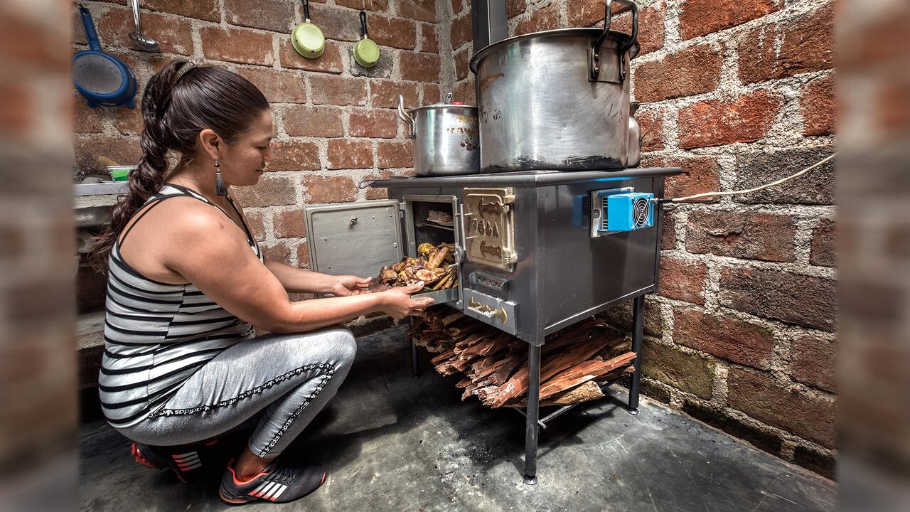 Metalcof creó una innovadora estufa de leña que reduce hasta 80 por ciento las emisiones de dióxido de carbono y ahorra hasta 70 por ciento la madera
