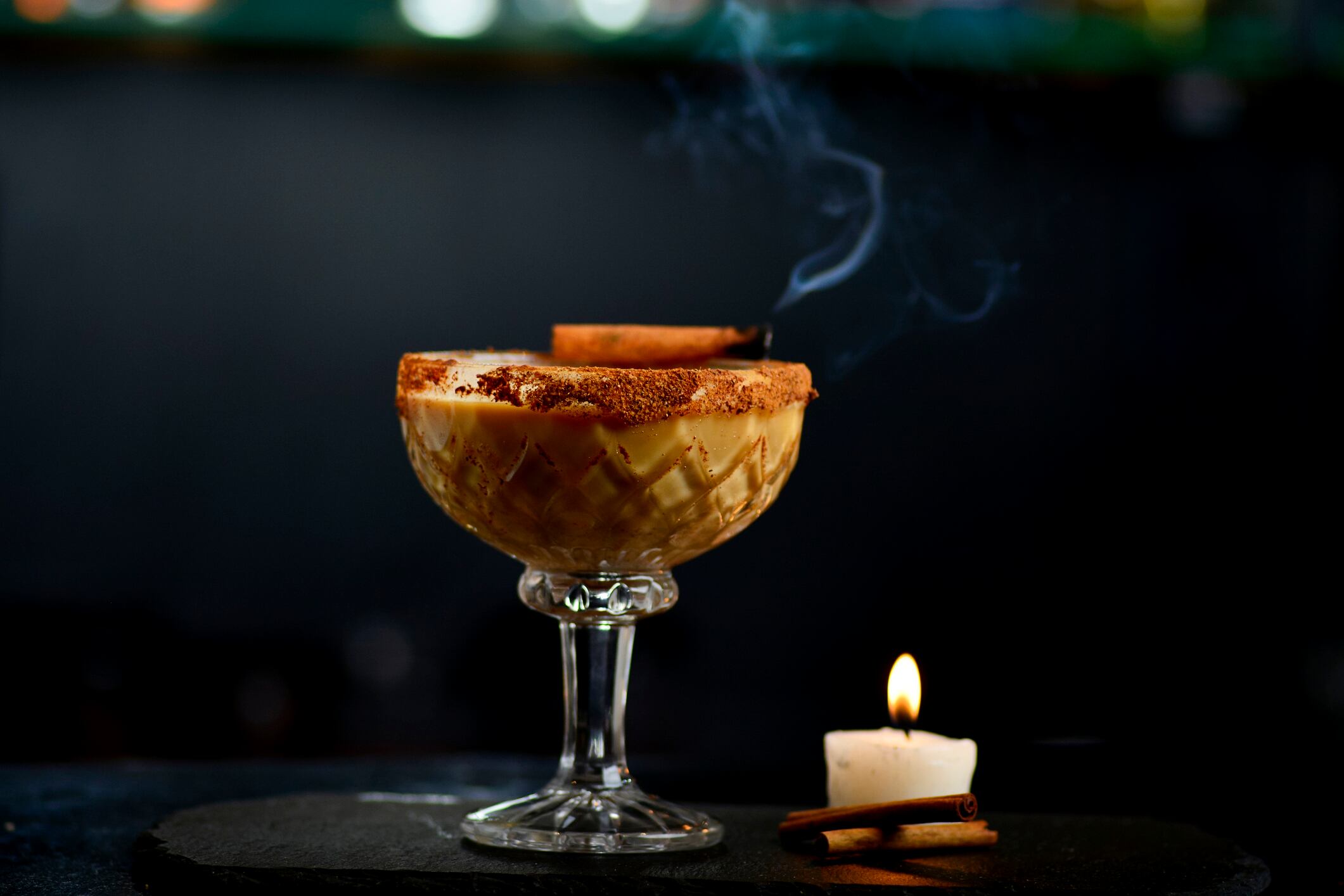 Ya sea en la cocina, el salón o el dormitorio, la canela ofrece una forma sencilla pero efectiva de transformar cualquier espacio en un refugio aromático.