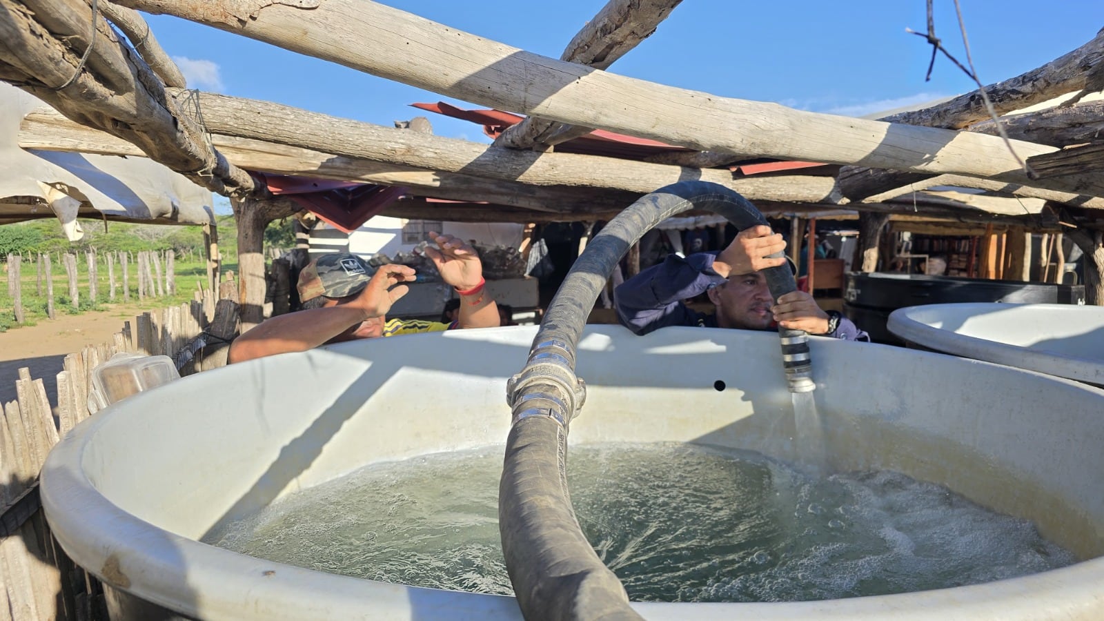 Integrantes de la Armada apoyando a los damnificados por las lluvias en la alta Guajira.