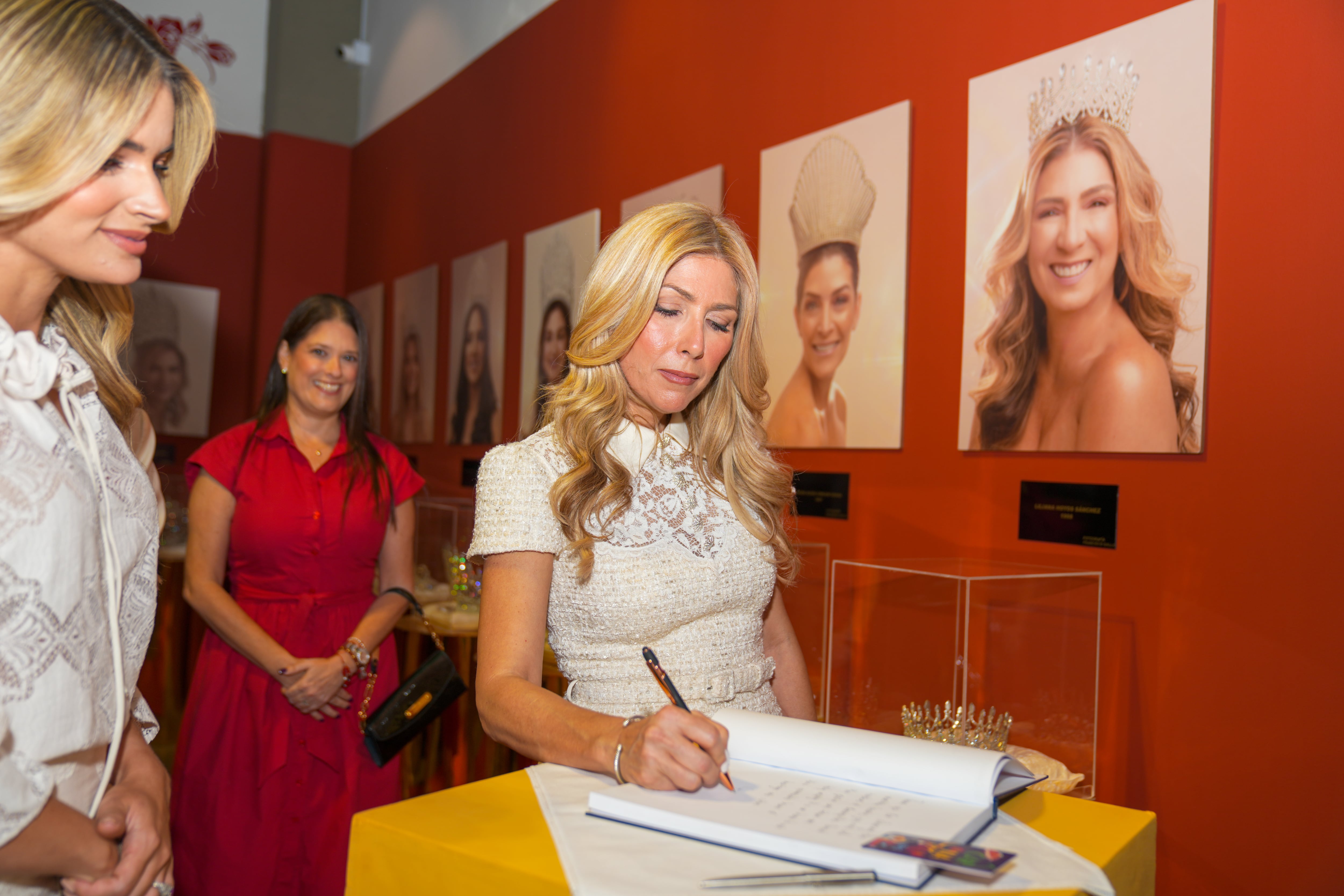 Ana Lucía Pineda, Mau Yunis y Jeanette Dousdebes Rubio.