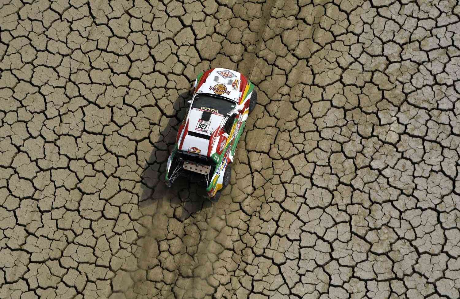 El piloto boliviano Marco Bulacia y su copiloto Eugenio Arrieta conducen su Ford durante la Etapa 3 del Dakar 2018 entre Pisco y San Juan de Marcona, Perú, el 8 de enero de 2018. / AFP PHOTO / FRANCK FIFE