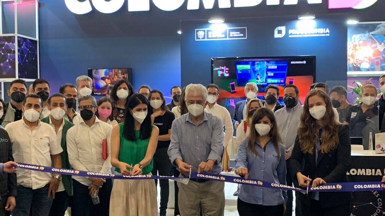 Inauguración del stand de Colombia en el MWC 2021. Aparecen Juliana Villegas vicepresidenta de Procolombia, Silverio Gómez, director de Procolombia en España y Daniela Echavarría cónsul de Colombia en Barcelona.