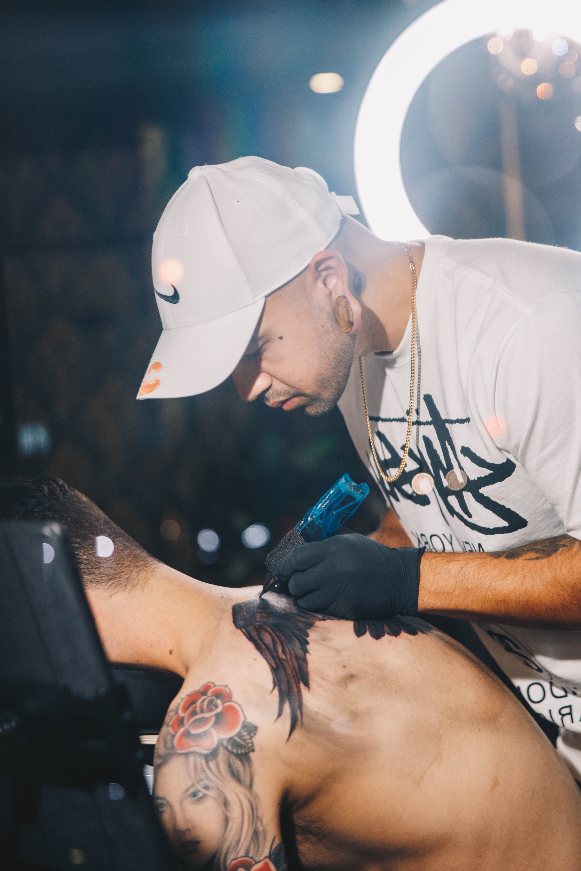 José Contreras es un experto que ha tatuado a diferentes famosos