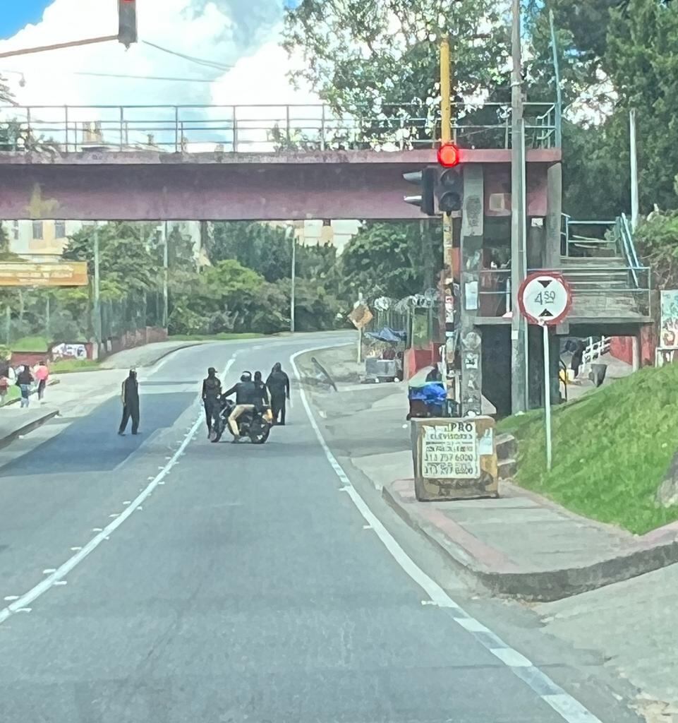 Los encapuchados cerca a la Universidad Distrital.