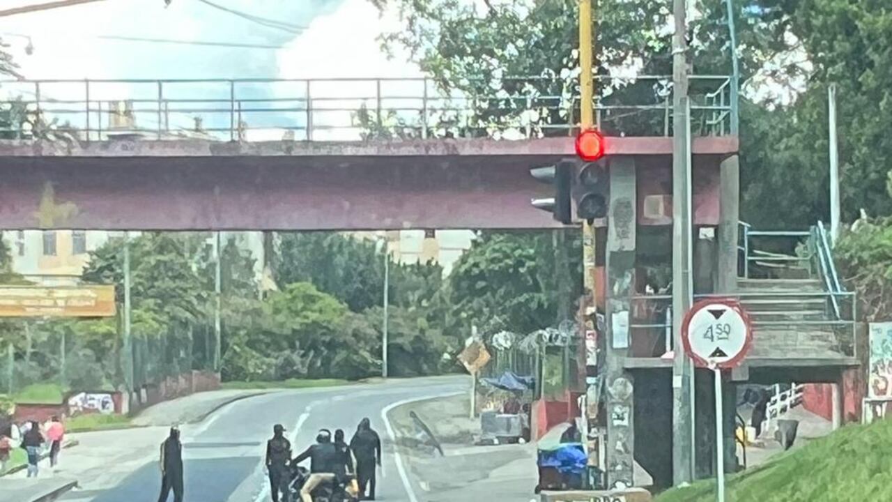 Los encapuchados cerca a la Universidad Distrital.