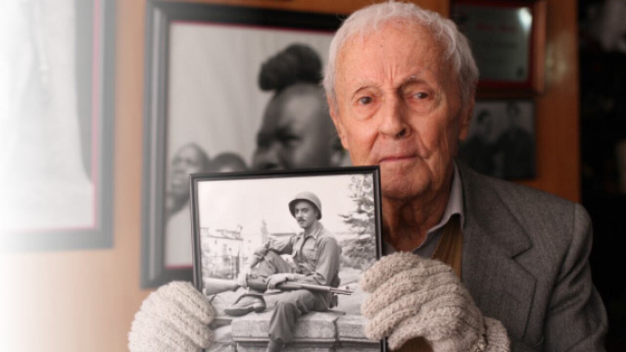 A sus 93 años, Héctor Acebes enseña una imagen de su paso por Alemania durante la Segunda Guerra Mundial.