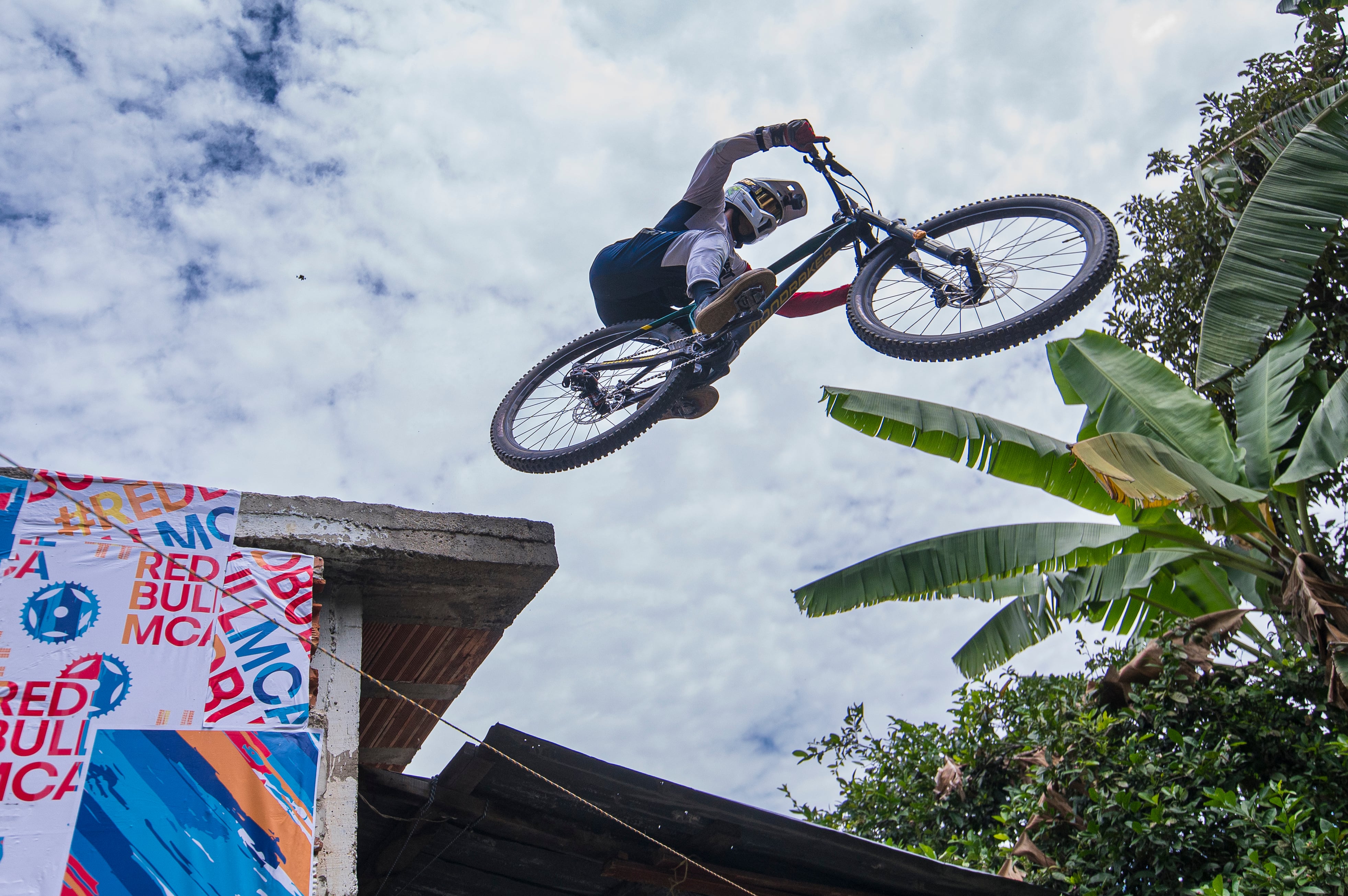 El 4 de marzo, la Comuna 13 de Medellín vivió Red Bull Cerro Abajo Medellín 2023, una de las competencias más importantes de downhill urbano de Suramérica y el mundo. Evento deportivo lleno de color, emoción, adrenalina y cultura.