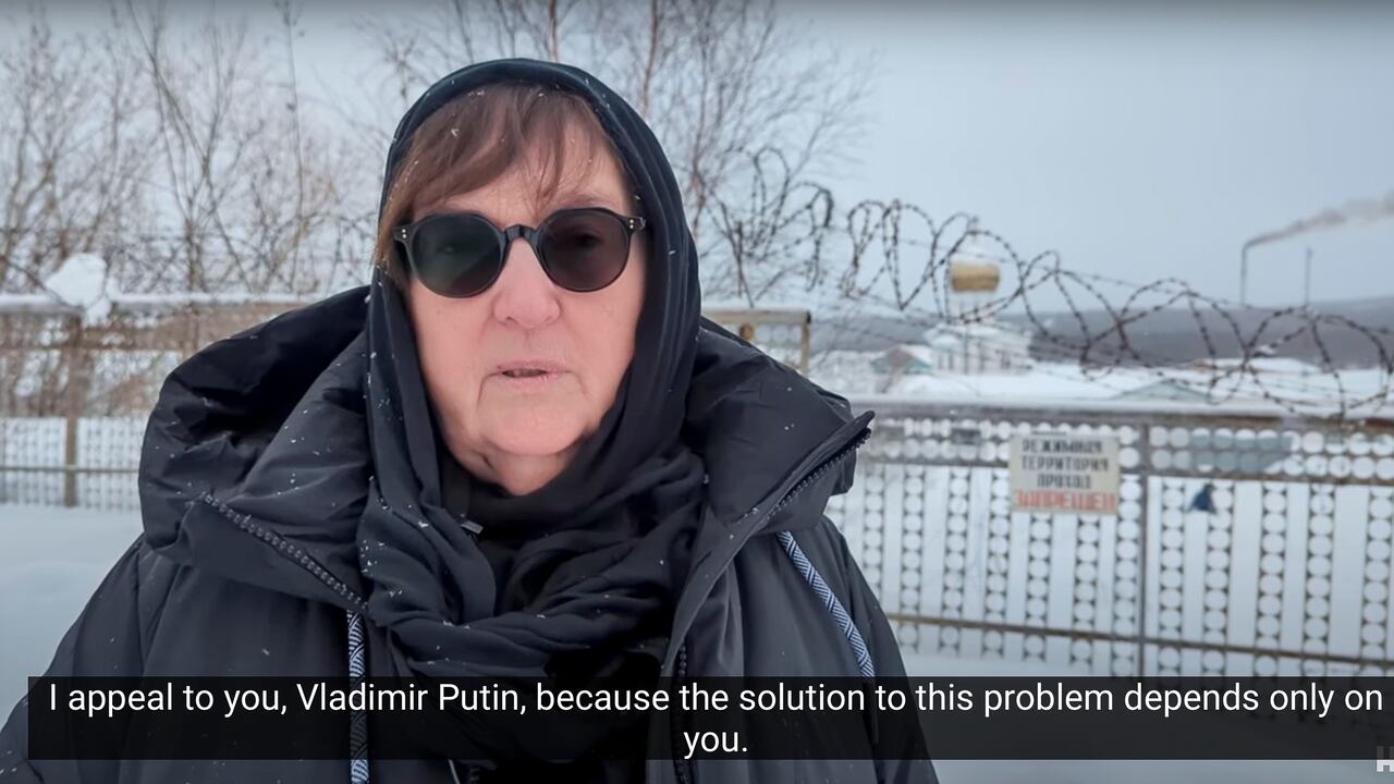 En esta imagen tomada del vídeo proporcionado por el equipo Navalny el martes. 20 de febrero de 2024, Lyudmila Navalnaya, la madre del líder de la oposición rusa Alexei Navalny, habla cerca de la colonia carcelaria en la ciudad de Kharp, Rusia.