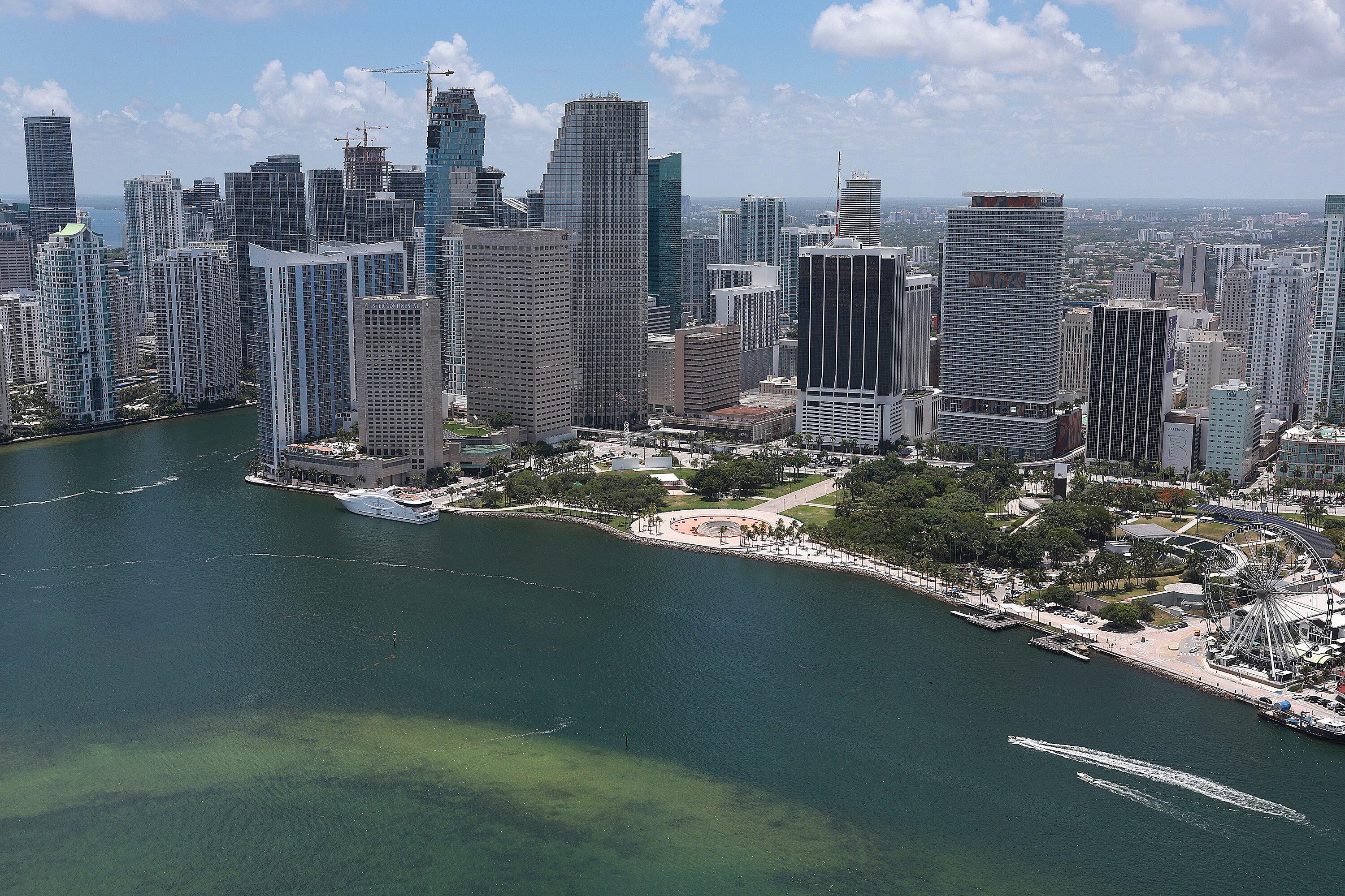 Una vista aérea del horizonte de la ciudad de Miami se ve junto a las aguas de la Bahía de Biscayne el 21 de julio de 2022 en Miami, Florida.