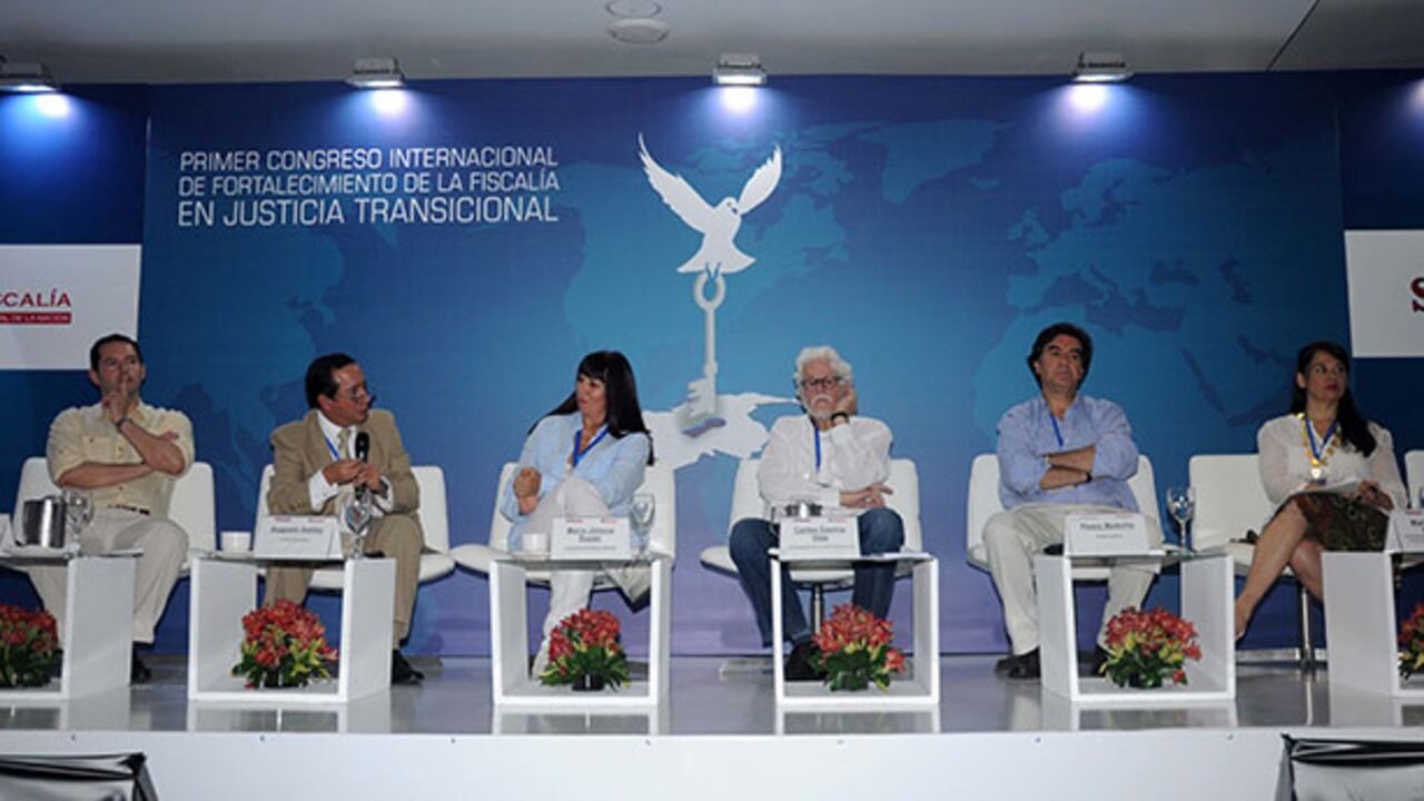 Jorge Perdomo, vicefiscal general; Augusto Ibáñez, jurista; María Jimena Duzán, de SEMANA; Carlos Gaviria, exsenador; Pedro Medellín, analista y María C. Moreno, del ICTJ.
