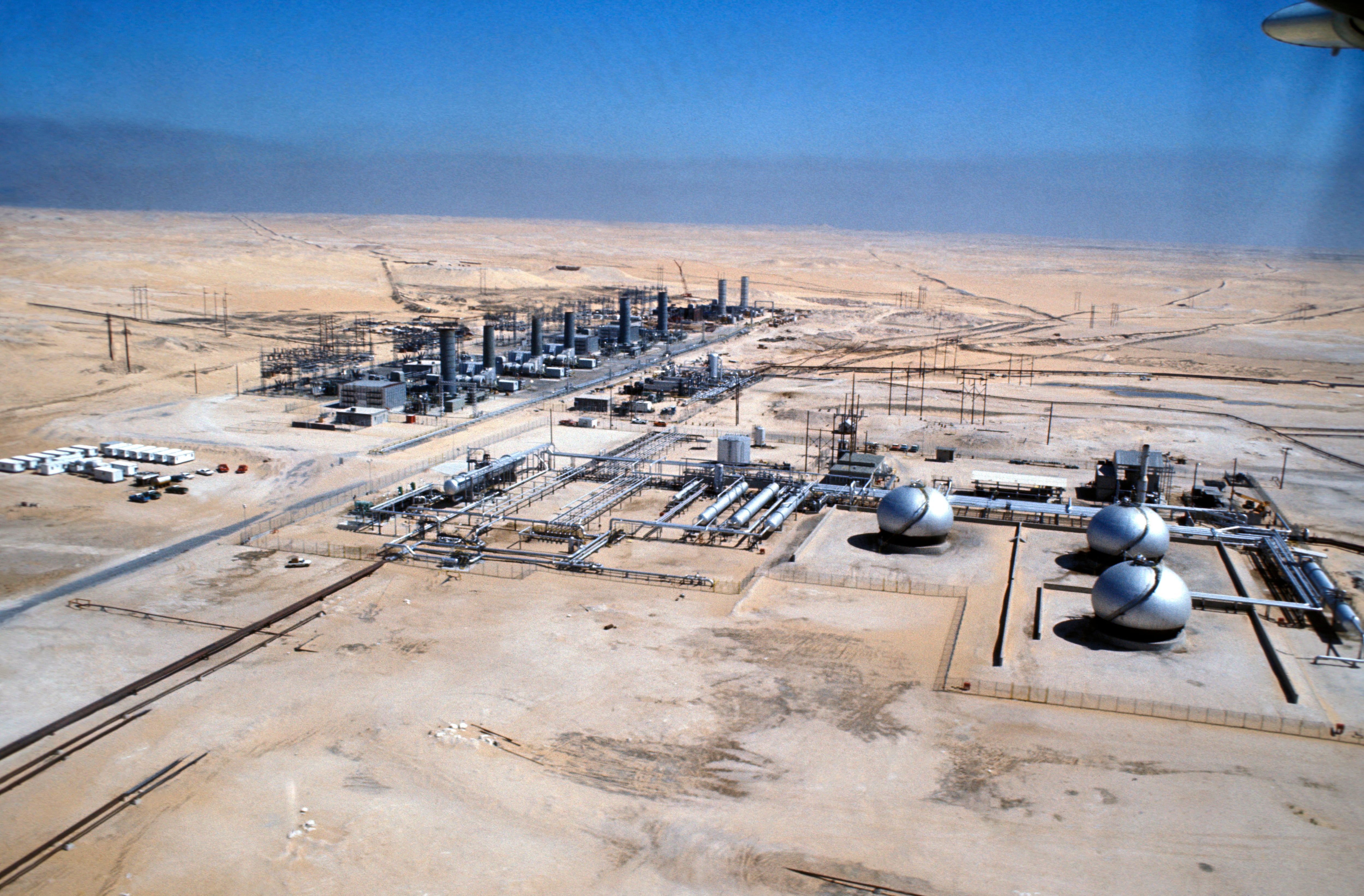 Instalación petrolera en Abu Dhabi en los años 1970. (Foto de Alexandra de Borchgrave/Gamma-Rapho vía Getty Images)