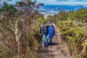 Pareja joven explorando la naturaleza en un hermoso paramo en el departamento de Cundinamarca en Colombia