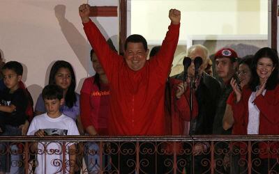 El fallecido presidente de Venezuela, Hugo Chávez, saluda desde un balcón del palacio de Miraflores, en Caracas (Venezuela) tras ser declarado vencedor las elecciones, en 2011