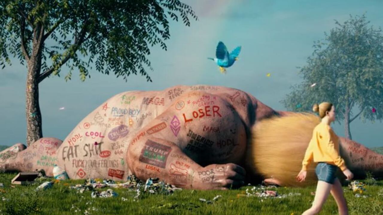 El clip de 10 segundos parece representar a Trump tumbado sobre el suelo.