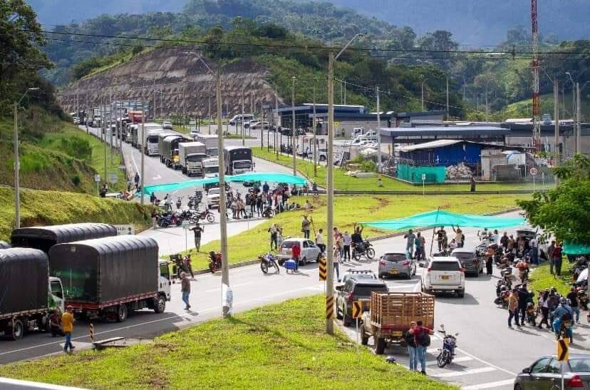 Avanza paro de mineros y campesinos