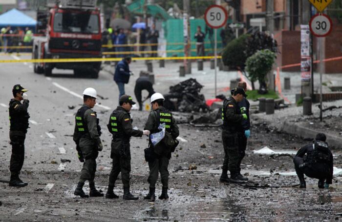 Agentes antiexplosivos de la Policía analizan la escena del atentado