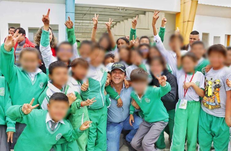 Alcalde de Soacha, Juan Carlos Saldarriaga, compartiendo con los estudiantes.
